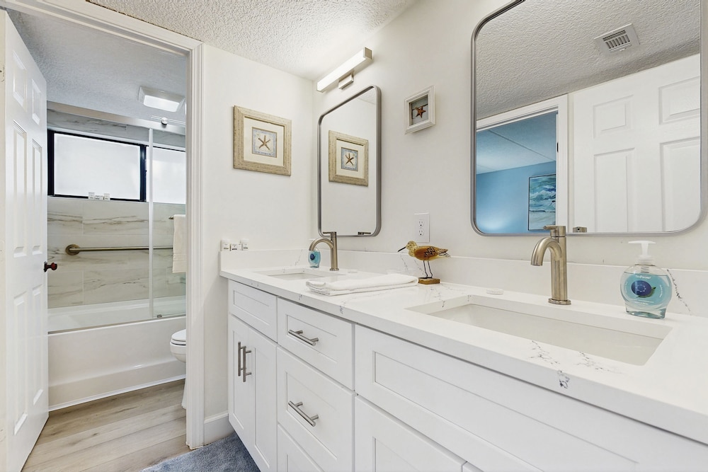 Fully-renovated Stunning Modern Beach Condo w/ Pool on Amelia Island — Hotel rooms in Amelia Island, Florida