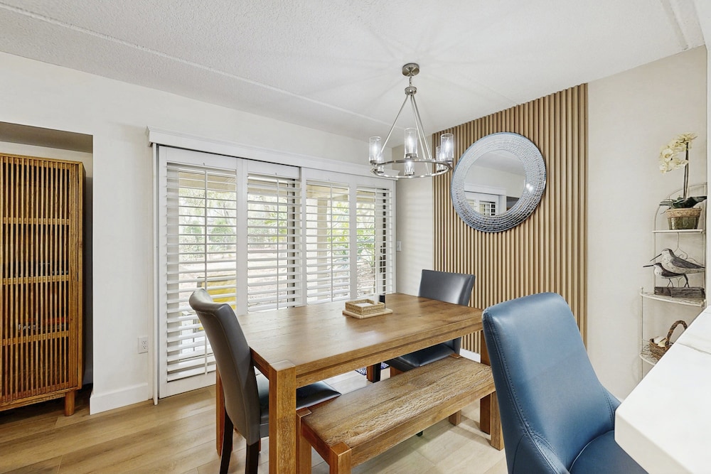 Fully-renovated Stunning Modern Beach Condo w/ Pool on Amelia Island — Hotel rooms in Amelia Island, Florida