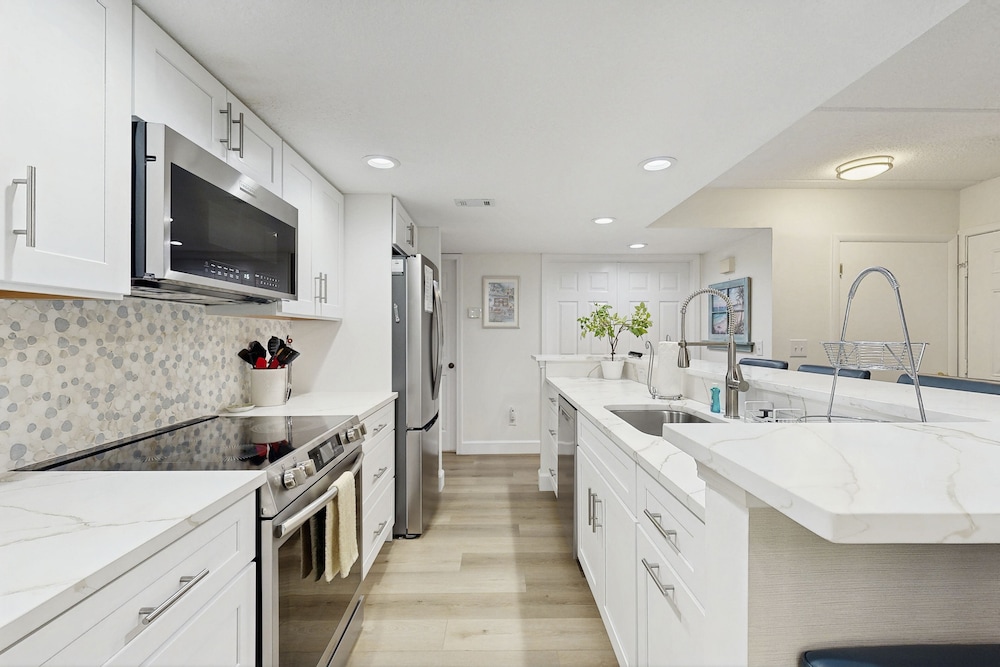 Fully-renovated Stunning Modern Beach Condo w/ Pool on Amelia Island — Hotel rooms in Amelia Island, Florida