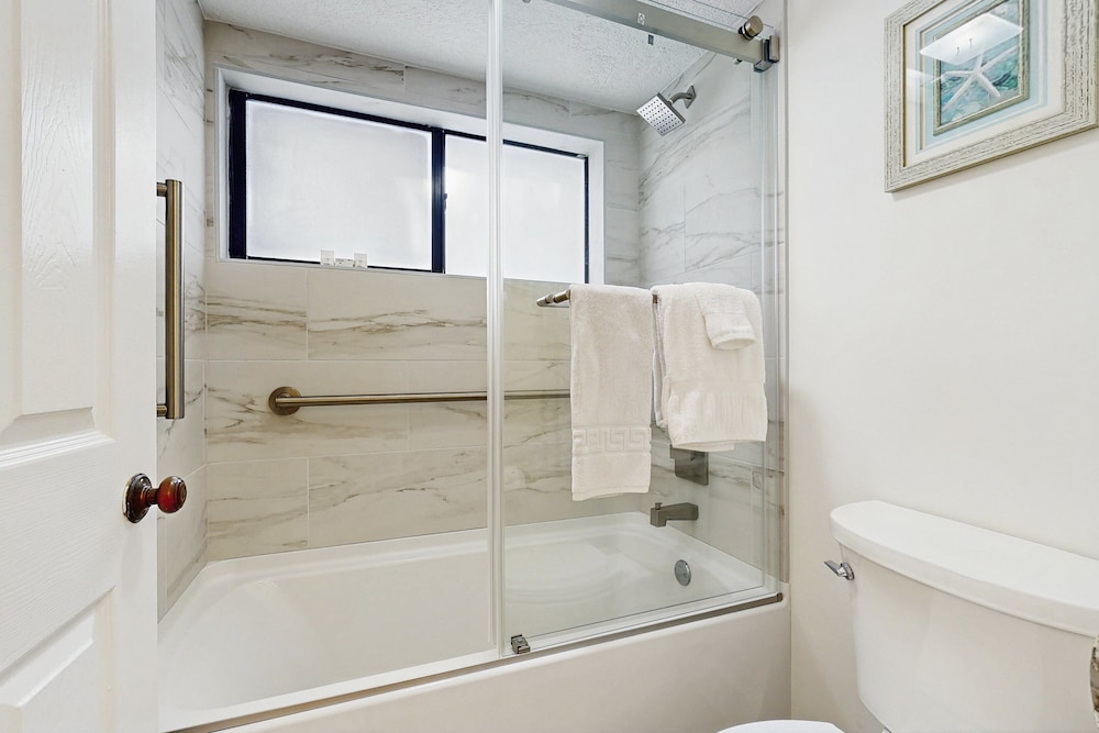 Fully-renovated Stunning Modern Beach Condo w/ Pool on Amelia Island — Hotel rooms in Amelia Island, Florida