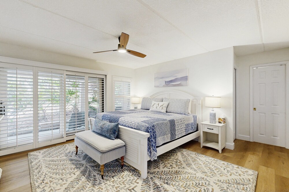 Fully-renovated Stunning Modern Beach Condo w/ Pool on Amelia Island — Hotel rooms in Amelia Island, Florida
