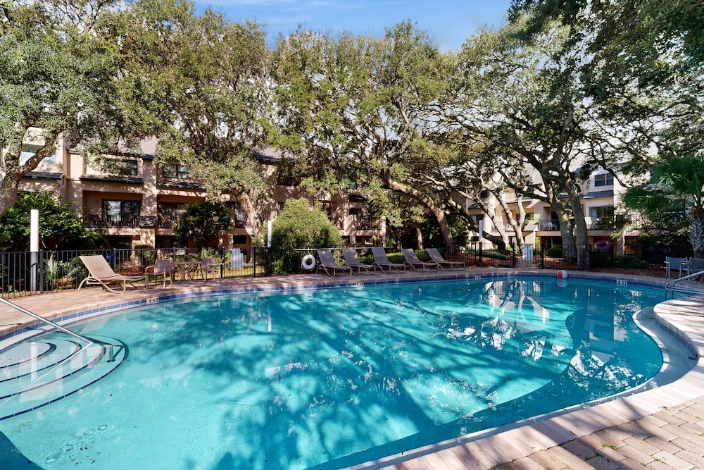 Fully-renovated Stunning Modern Beach Condo w/ Pool on Amelia Island — Swimming pool in Amelia Island, Florida