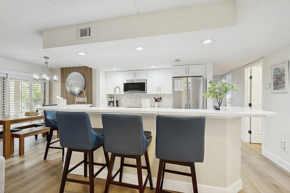 Fully-renovated Stunning Modern Beach Condo w/ Pool on Amelia Island — Hotel rooms in Amelia Island, Florida