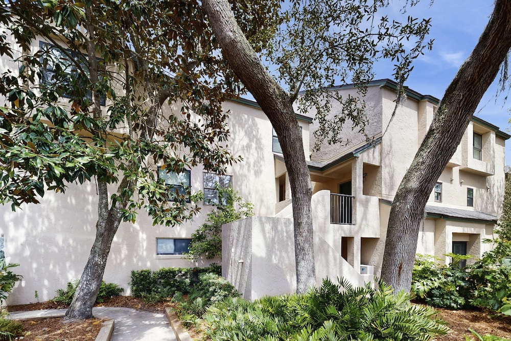 Fully-renovated Stunning Modern Beach Condo w/ Pool on Amelia Island — Hotel building in Amelia Island, Florida