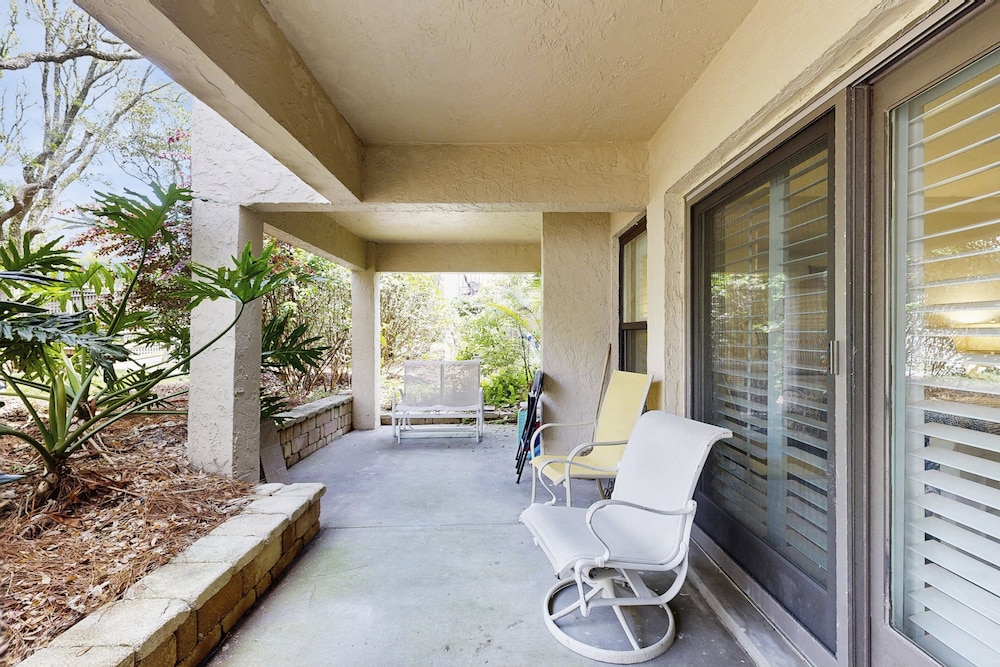 Fully-renovated Stunning Modern Beach Condo w/ Pool on Amelia Island — Hotel building in Amelia Island, Florida