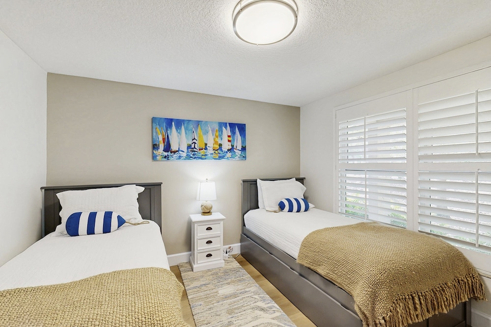 Fully-renovated Stunning Modern Beach Condo w/ Pool on Amelia Island — Hotel rooms in Amelia Island, Florida