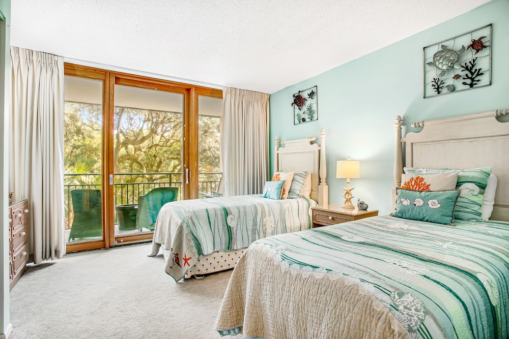 Beautifully Updated Condo in Amelia Island Plantation With Balcony & Pool — Hotel rooms in Amelia Island, Florida