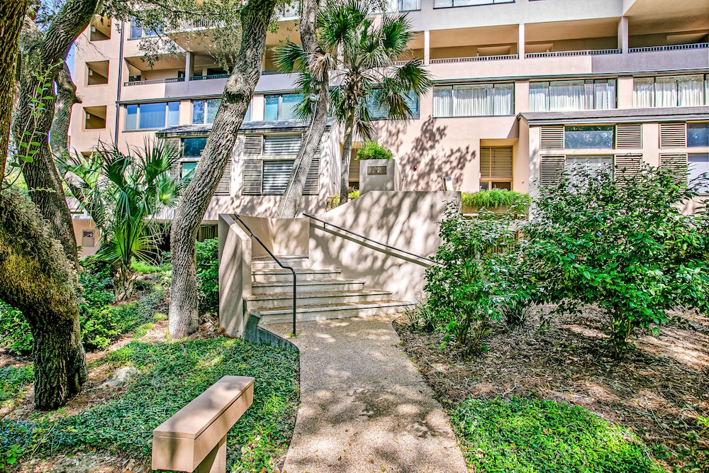 Beautifully Updated Condo in Amelia Island Plantation With Balcony & Pool — Hotel building in Amelia Island, Florida