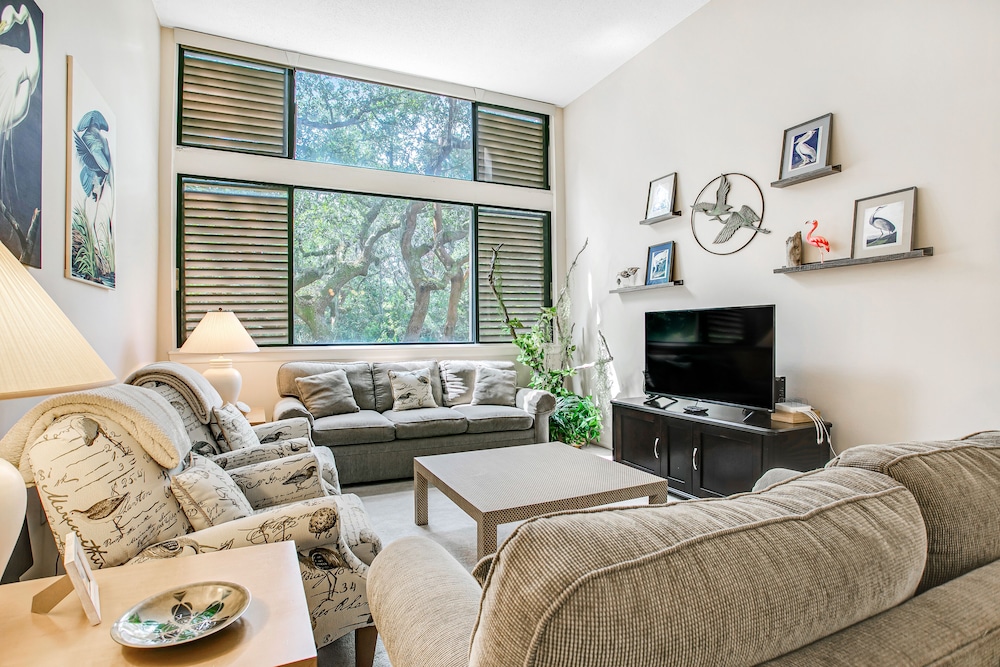 Beautifully Updated Condo in Amelia Island Plantation With Balcony & Pool — Hotel rooms in Amelia Island, Florida