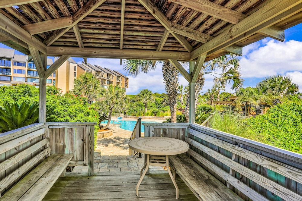 Beautifully Updated Condo in Amelia Island Plantation With Balcony & Pool — Swimming pool in Amelia Island, Florida
