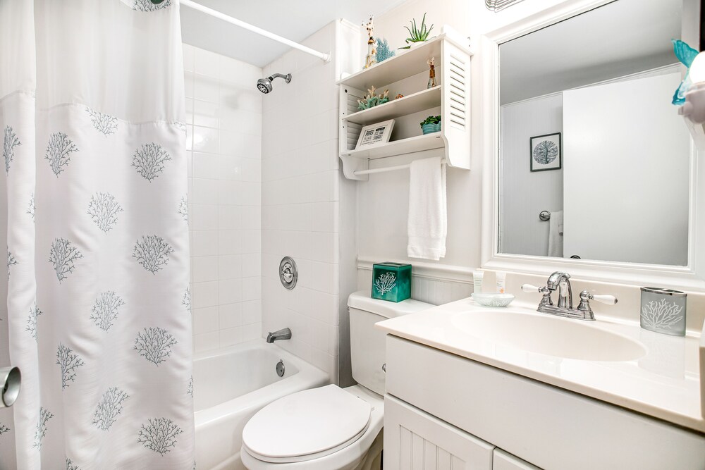Beautifully Updated Condo in Amelia Island Plantation With Balcony & Pool — Hotel rooms in Amelia Island, Florida
