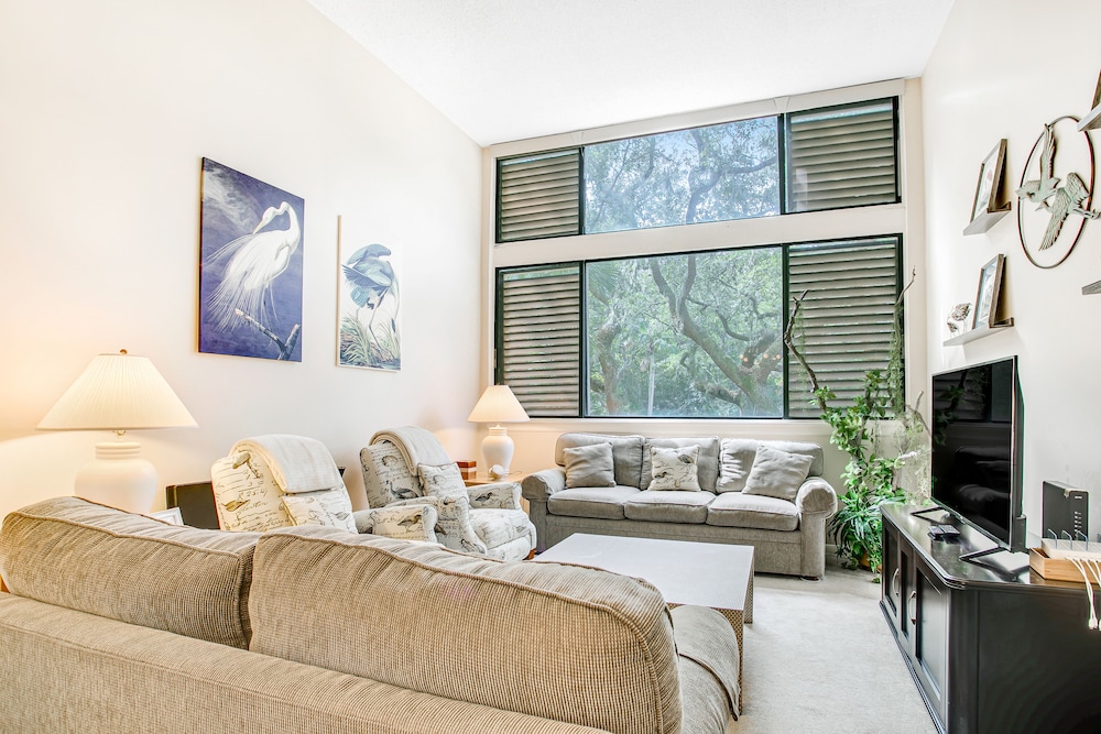 Beautifully Updated Condo in Amelia Island Plantation With Balcony & Pool — Hotel rooms in Amelia Island, Florida