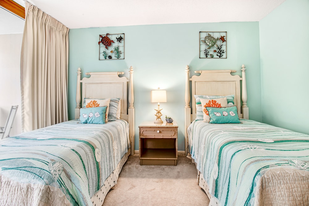 Beautifully Updated Condo in Amelia Island Plantation With Balcony & Pool — Hotel rooms in Amelia Island, Florida