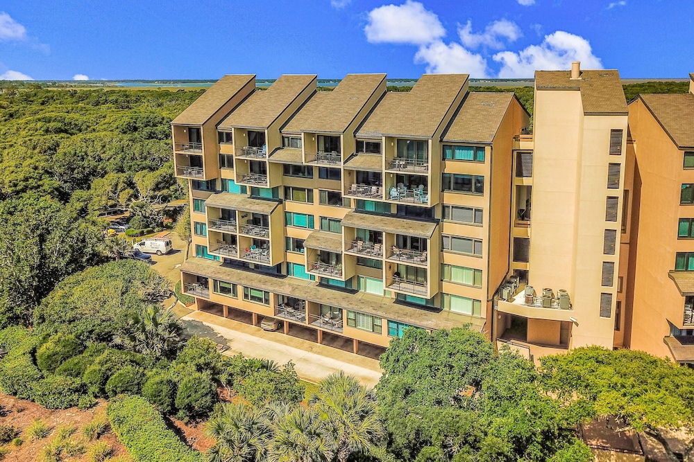 Beautifully Updated Condo in Amelia Island Plantation With Balcony & Pool — Hotel building in Amelia Island, Florida