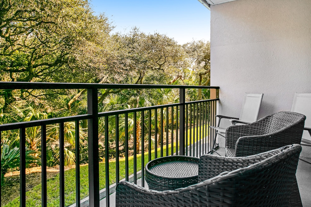 Beautifully Updated Condo in Amelia Island Plantation With Balcony & Pool — Hotel rooms in Amelia Island, Florida