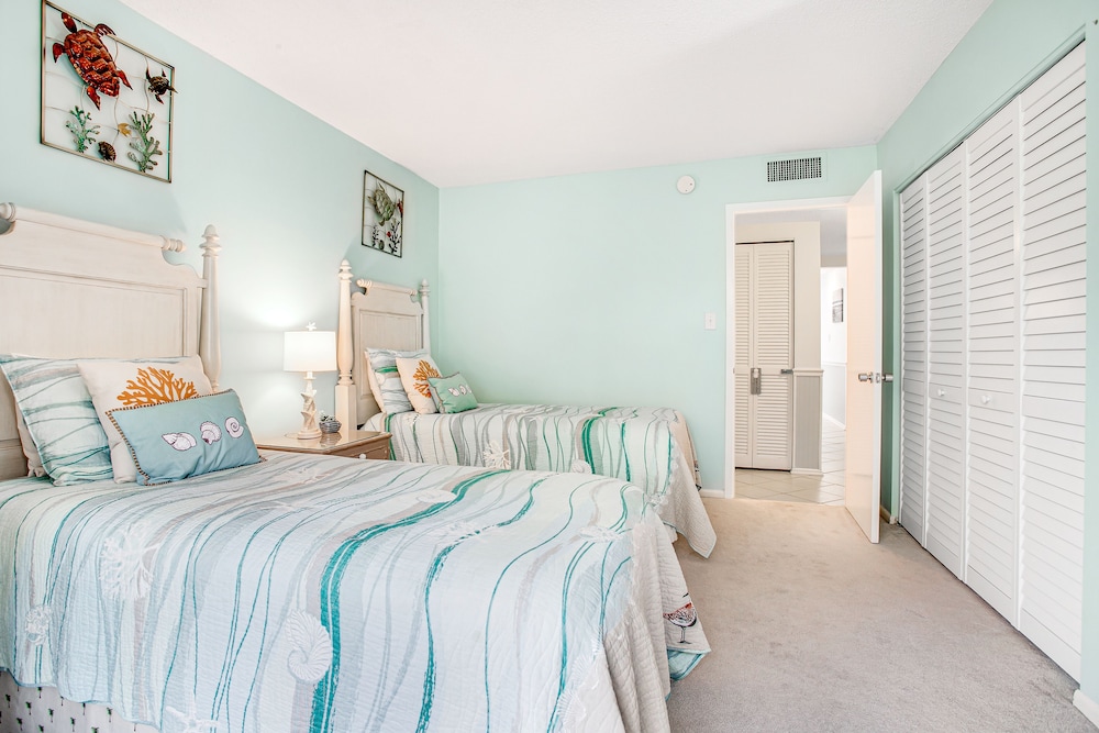 Beautifully Updated Condo in Amelia Island Plantation With Balcony & Pool — Hotel rooms in Amelia Island, Florida