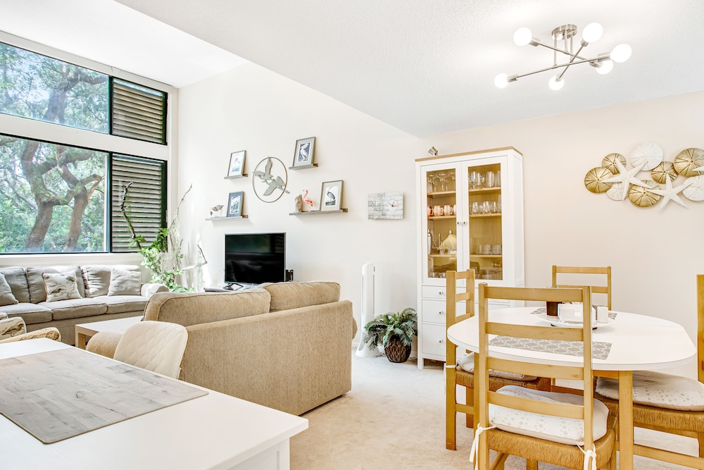 Beautifully Updated Condo in Amelia Island Plantation With Balcony & Pool — Hotel rooms in Amelia Island, Florida