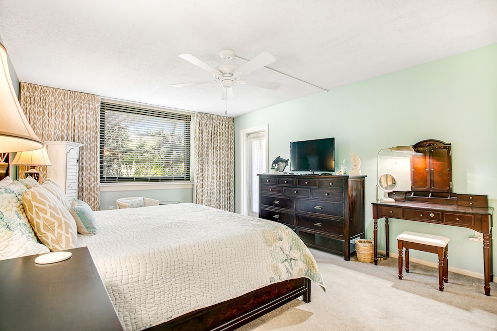 Beautifully Updated Condo in Amelia Island Plantation With Balcony & Pool — Hotel rooms in Amelia Island, Florida