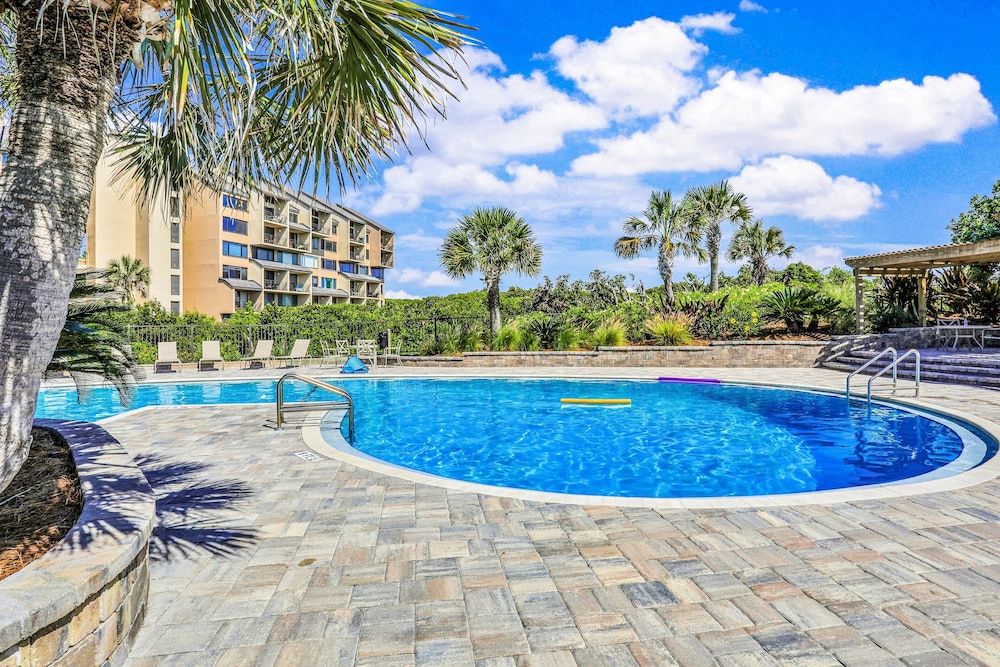 Beautifully Updated Condo in Amelia Island Plantation With Balcony & Pool — Swimming pool in Amelia Island, Florida