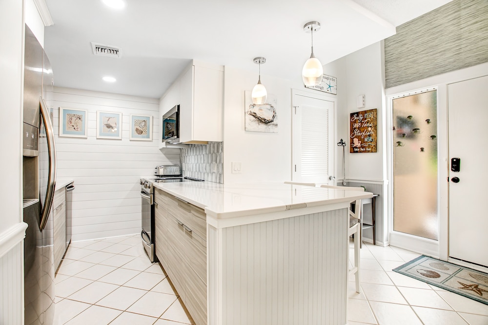 Beautifully Updated Condo in Amelia Island Plantation With Balcony & Pool — Hotel rooms in Amelia Island, Florida