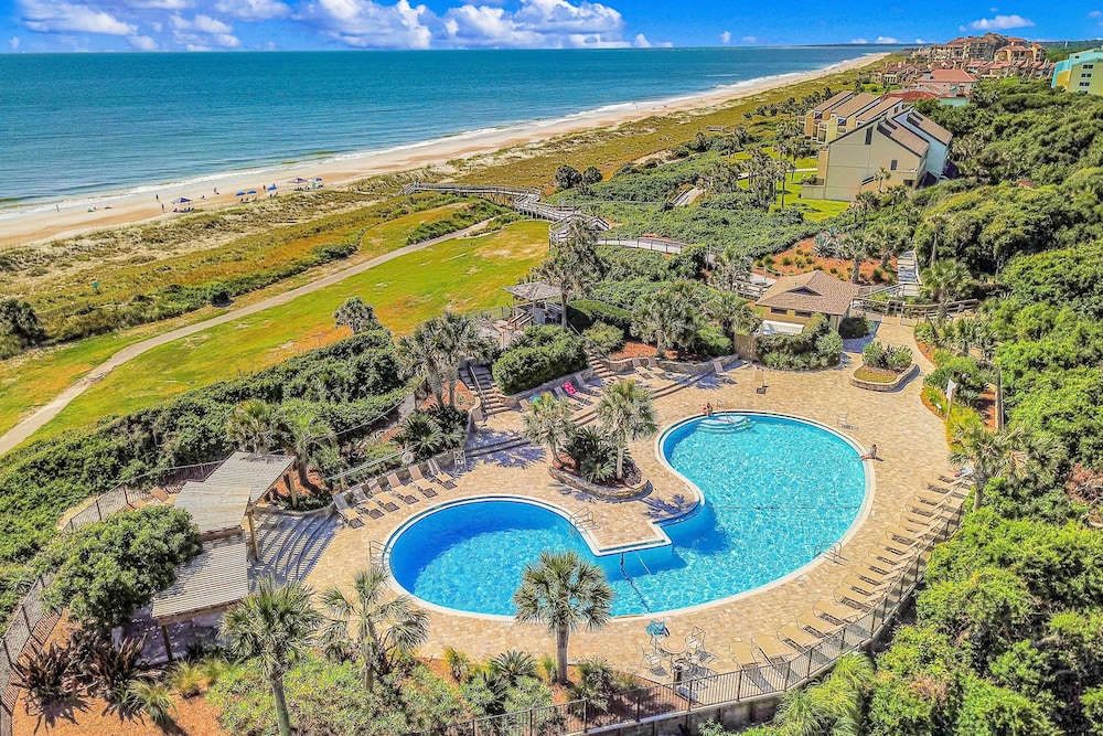 Beautifully Updated Condo in Amelia Island Plantation With Balcony & Pool — Swimming pool in Amelia Island, Florida
