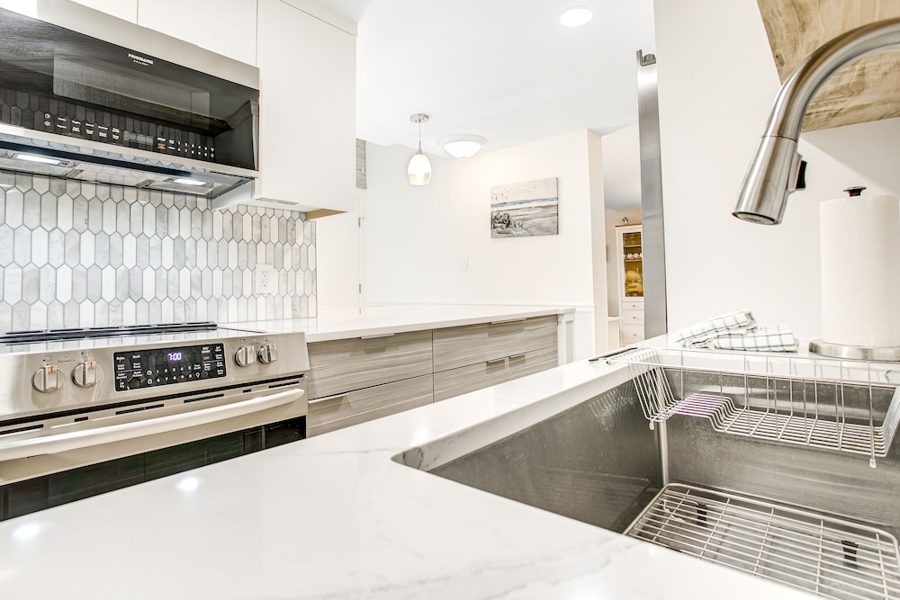 Beautifully Updated Condo in Amelia Island Plantation With Balcony & Pool — Hotel rooms in Amelia Island, Florida