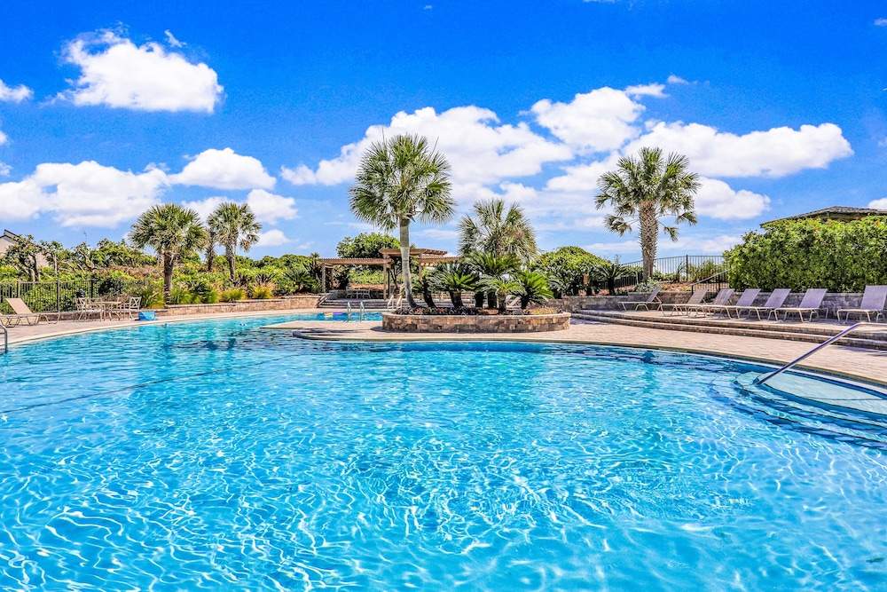 Beautifully Updated Condo in Amelia Island Plantation With Balcony & Pool — Swimming pool in Amelia Island, Florida