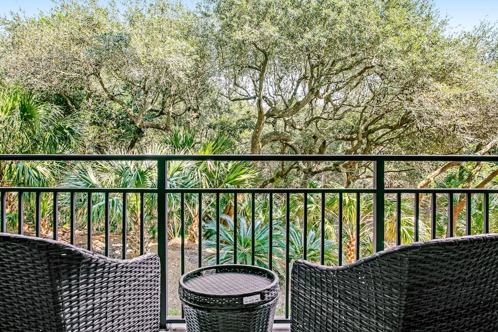 Beautifully Updated Condo in Amelia Island Plantation With Balcony & Pool — Hotel rooms in Amelia Island, Florida