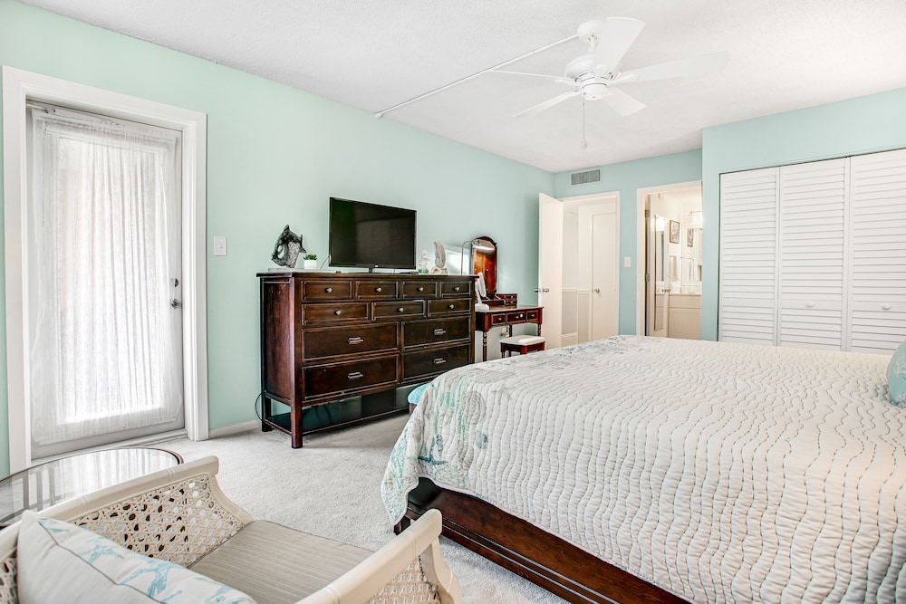 Beautifully Updated Condo in Amelia Island Plantation With Balcony & Pool — Hotel rooms in Amelia Island, Florida