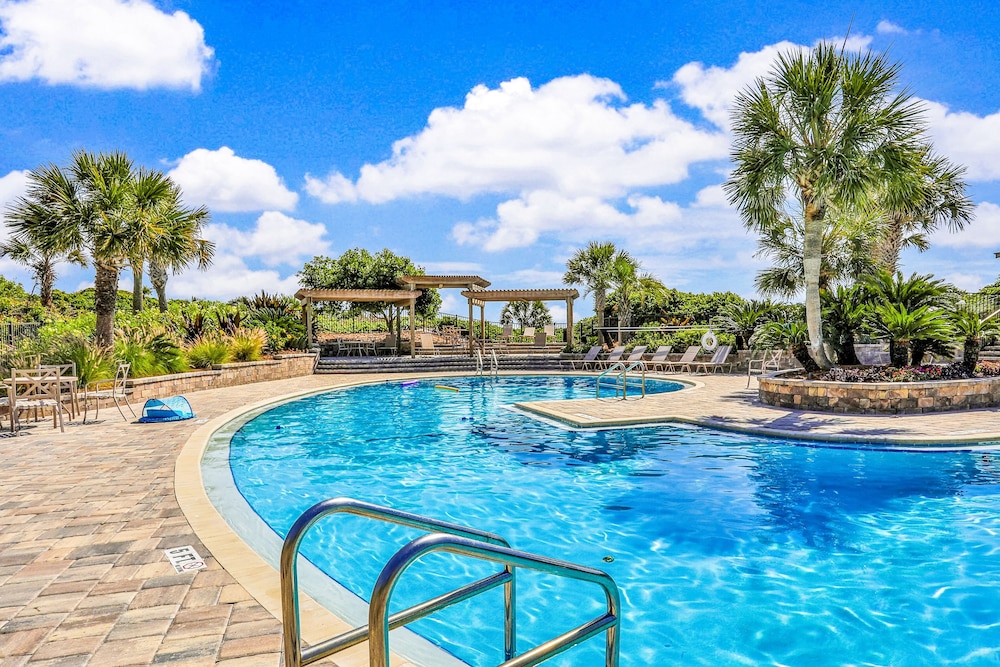 Beautifully Updated Condo in Amelia Island Plantation With Balcony & Pool — Swimming pool in Amelia Island, Florida