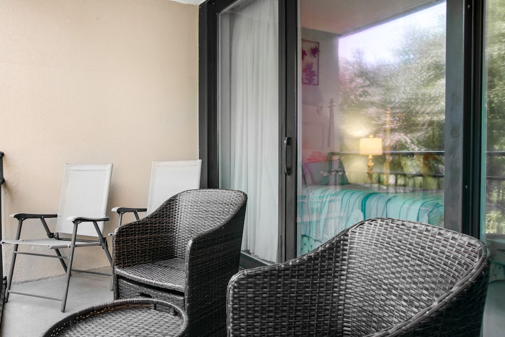 Beautifully Updated Condo in Amelia Island Plantation With Balcony & Pool — Hotel rooms in Amelia Island, Florida