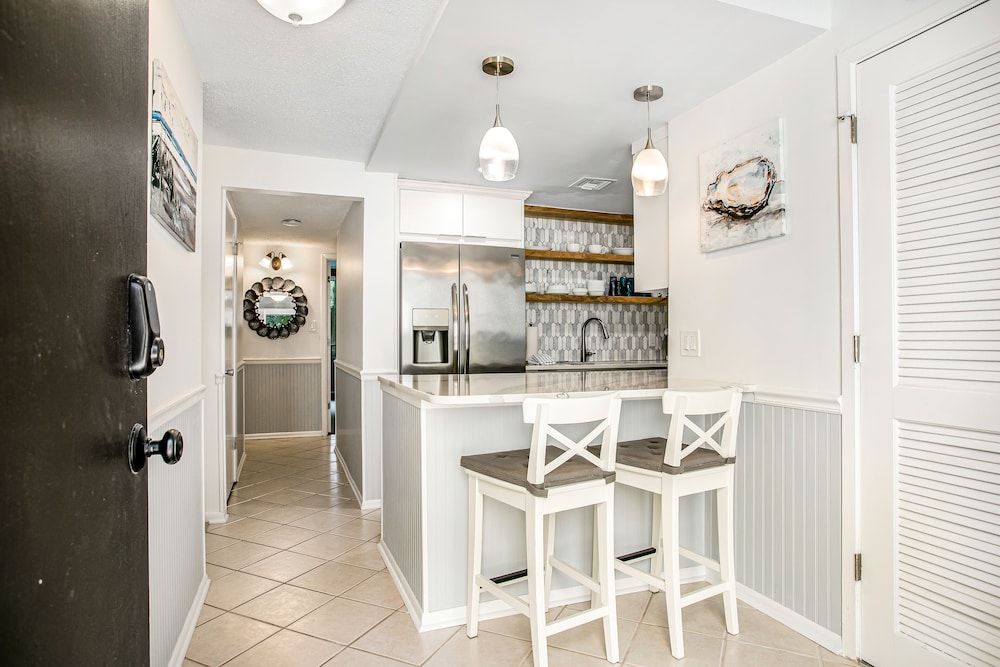 Beautifully Updated Condo in Amelia Island Plantation With Balcony & Pool — Hotel rooms in Amelia Island, Florida