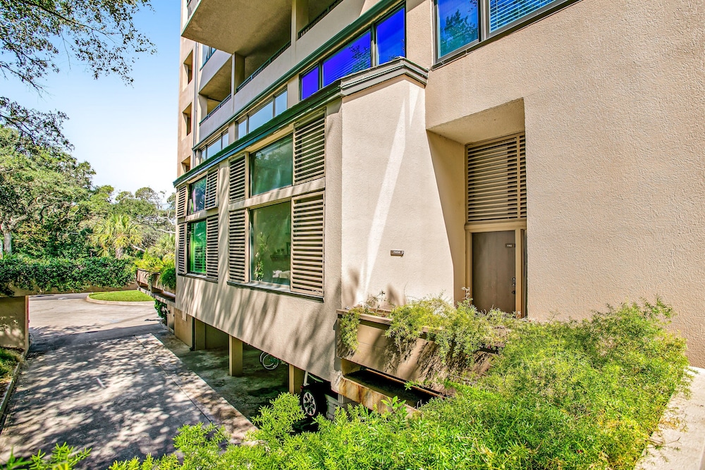 Beautifully Updated Condo in Amelia Island Plantation With Balcony & Pool — Hotel building in Amelia Island, Florida