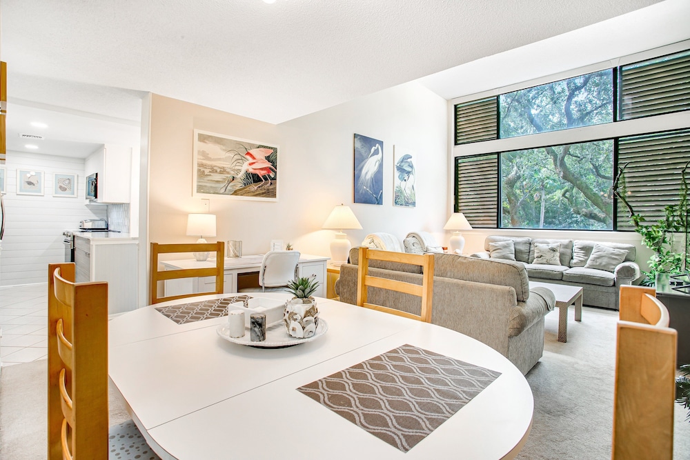 Beautifully Updated Condo in Amelia Island Plantation With Balcony & Pool — Hotel rooms in Amelia Island, Florida
