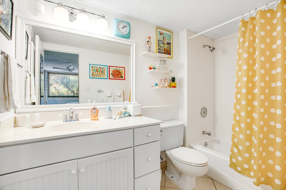 Beautifully Updated Condo in Amelia Island Plantation With Balcony & Pool — Hotel rooms in Amelia Island, Florida