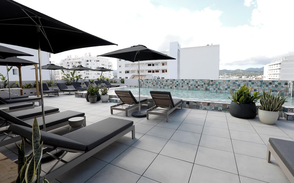 Stic Urban Hotel & Spa — Swimming pool in San Antonio, Balearic Islands