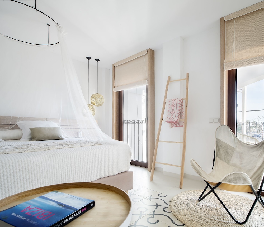 Gatzara Suites Santa Gertrudis — Hotel rooms in Santa Eulalia, Balearic Islands