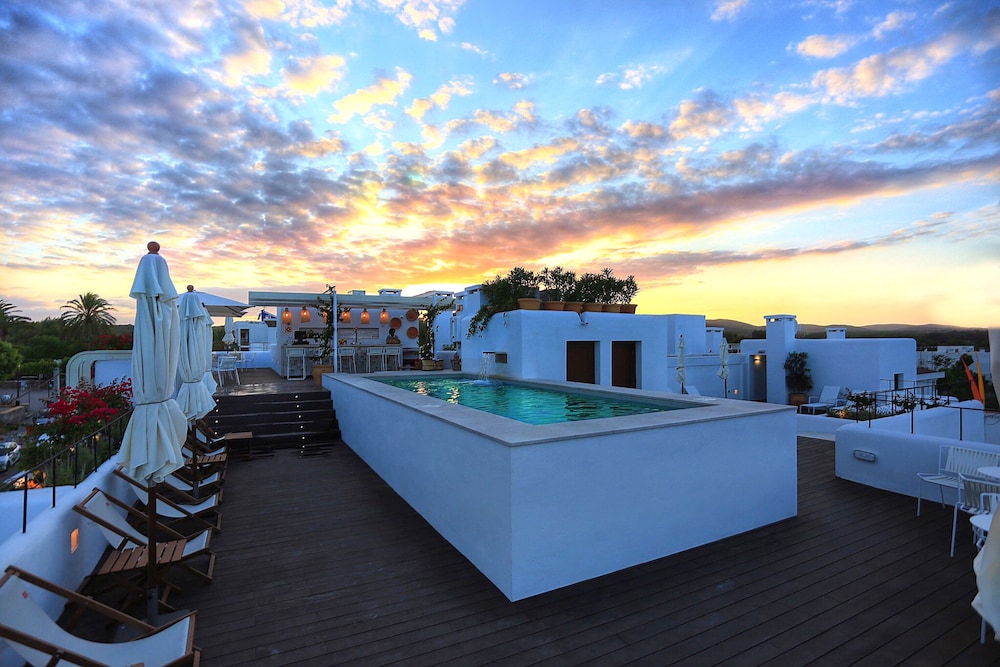 Gatzara Suites Santa Gertrudis — Swimming pool in Santa Eulalia, Balearic Islands