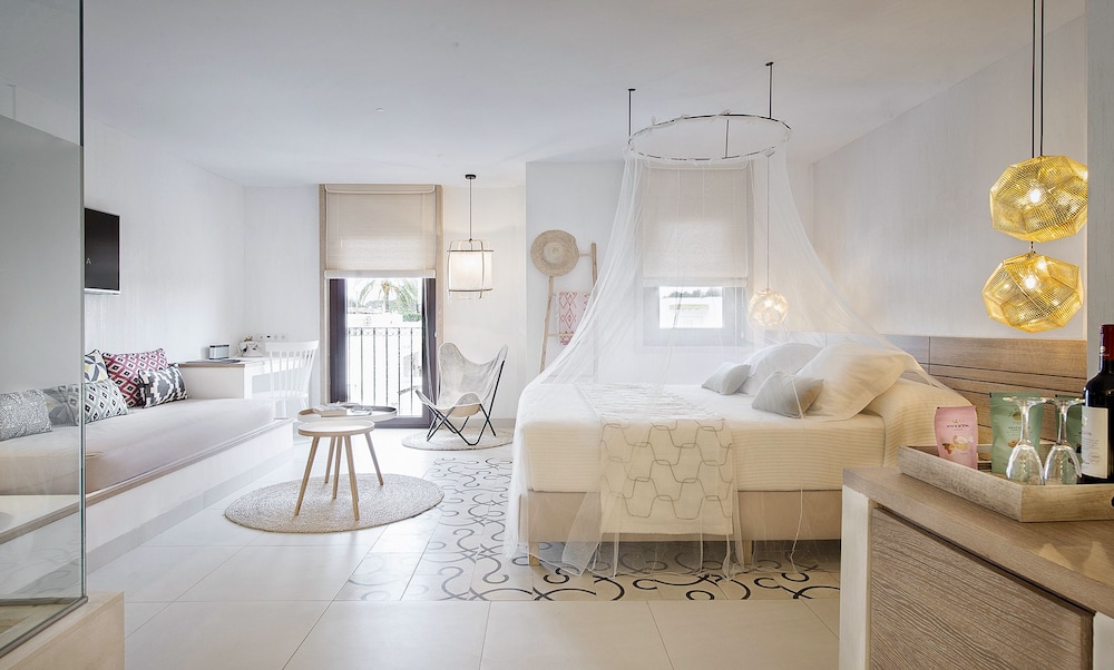Gatzara Suites Santa Gertrudis — Hotel rooms in Santa Eulalia, Balearic Islands