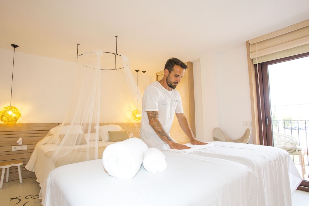 Gatzara Suites Santa Gertrudis — Hotel rooms in Santa Eulalia, Balearic Islands
