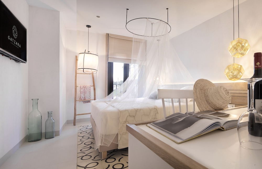 Gatzara Suites Santa Gertrudis — Hotel rooms in Santa Eulalia, Balearic Islands