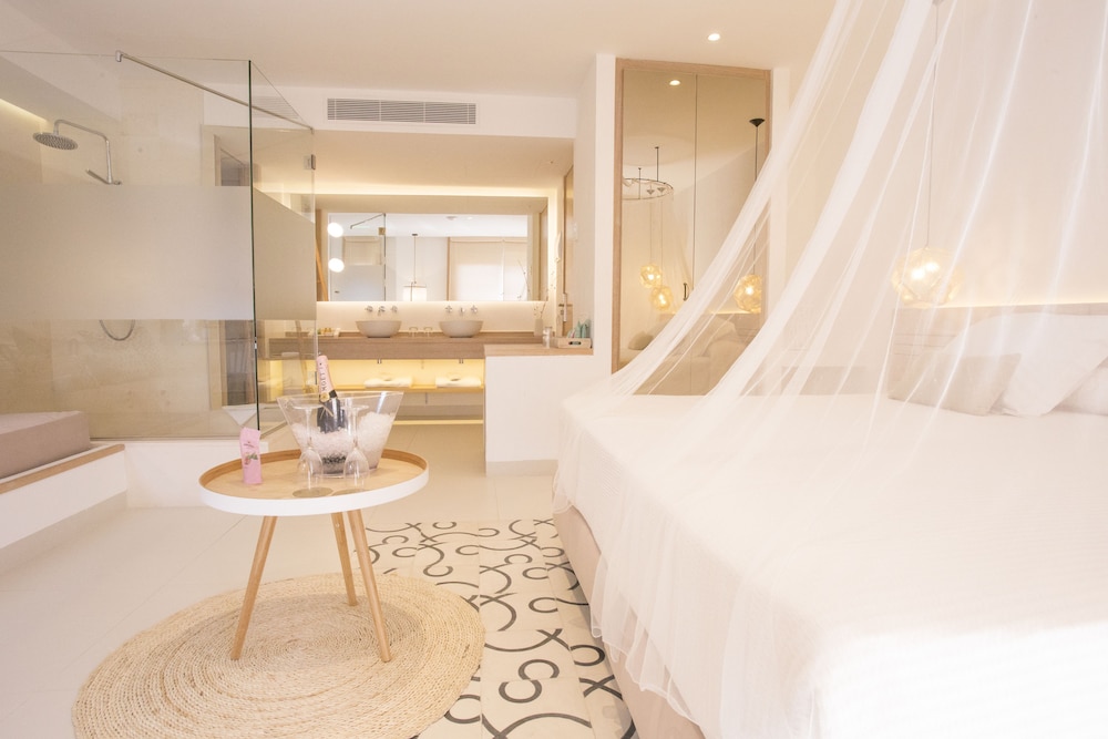 Gatzara Suites Santa Gertrudis — Hotel rooms in Santa Eulalia, Balearic Islands