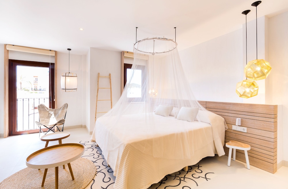 Gatzara Suites Santa Gertrudis — Hotel rooms in Santa Eulalia, Balearic Islands