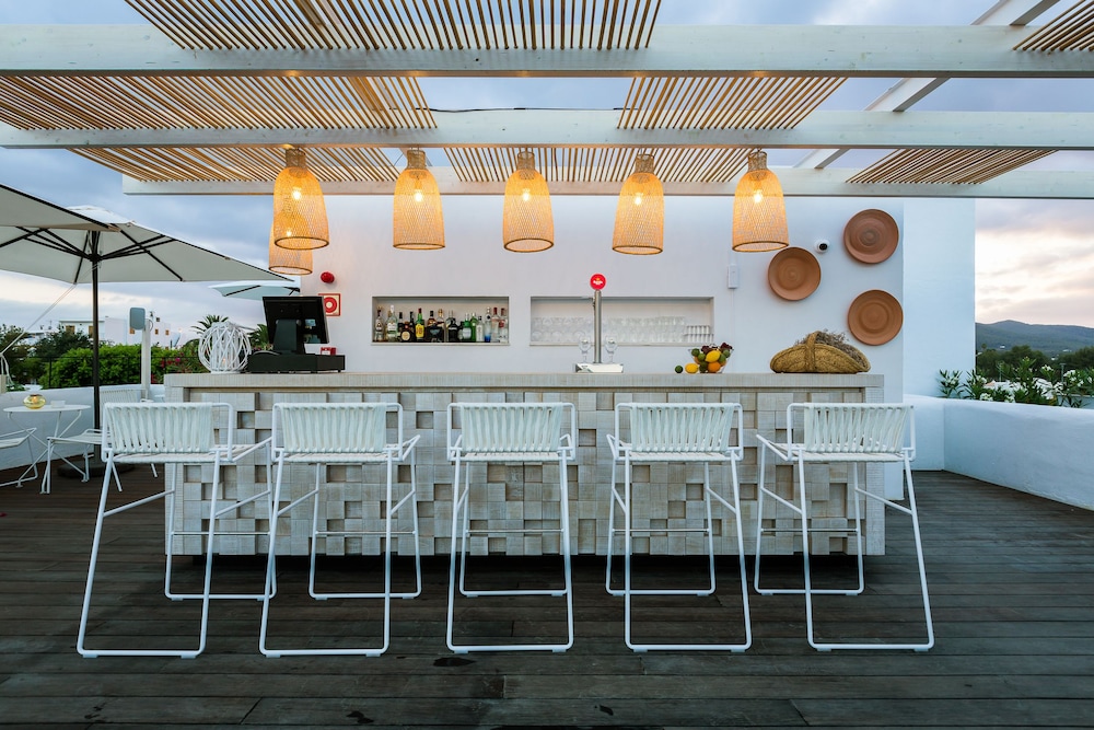 Gatzara Suites Santa Gertrudis — Restaurant & bars in Santa Eulalia, Balearic Islands