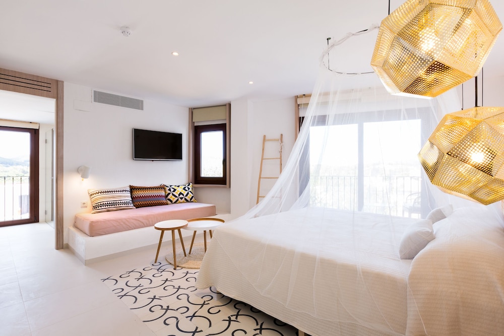 Gatzara Suites Santa Gertrudis — Hotel rooms in Santa Eulalia, Balearic Islands