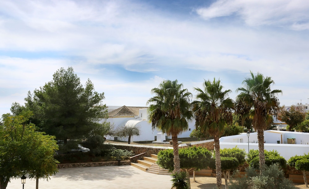 Gatzara Suites Santa Gertrudis — Hotel building in Santa Eulalia, Balearic Islands