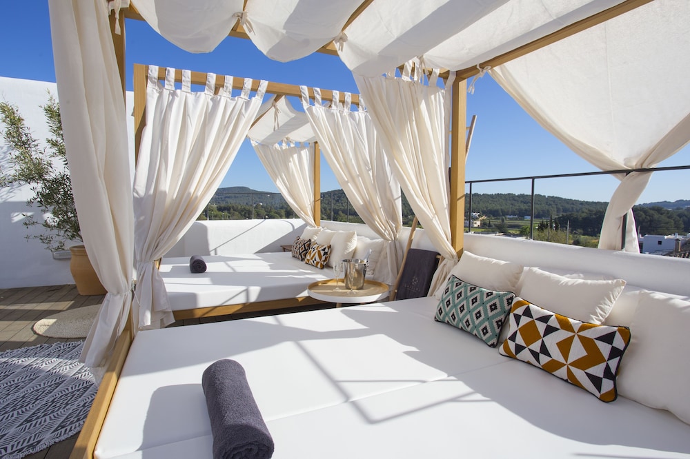 Gatzara Suites Santa Gertrudis — Hotel rooms in Santa Eulalia, Balearic Islands
