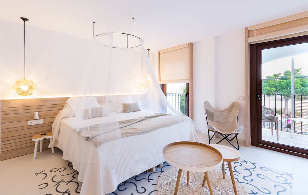 Gatzara Suites Santa Gertrudis — Hotel rooms in Santa Eulalia, Balearic Islands
