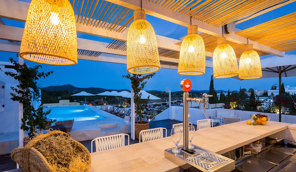 Gatzara Suites Santa Gertrudis — Restaurant & bars in Santa Eulalia, Balearic Islands