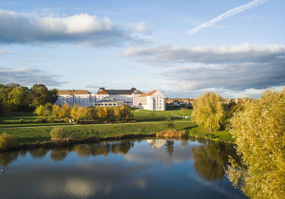 B&B Hôtel près de Disneyland® Paris — Hotel building in Disneyland Paris, Ile-de-France